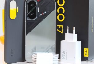 POCO F7 azul mostrando tela AMOLED de 6.83 polegadas com interface Android 15